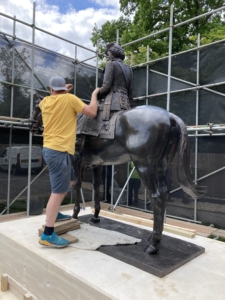 Matt Duke installs sculpture of the Queen at Sandhurst